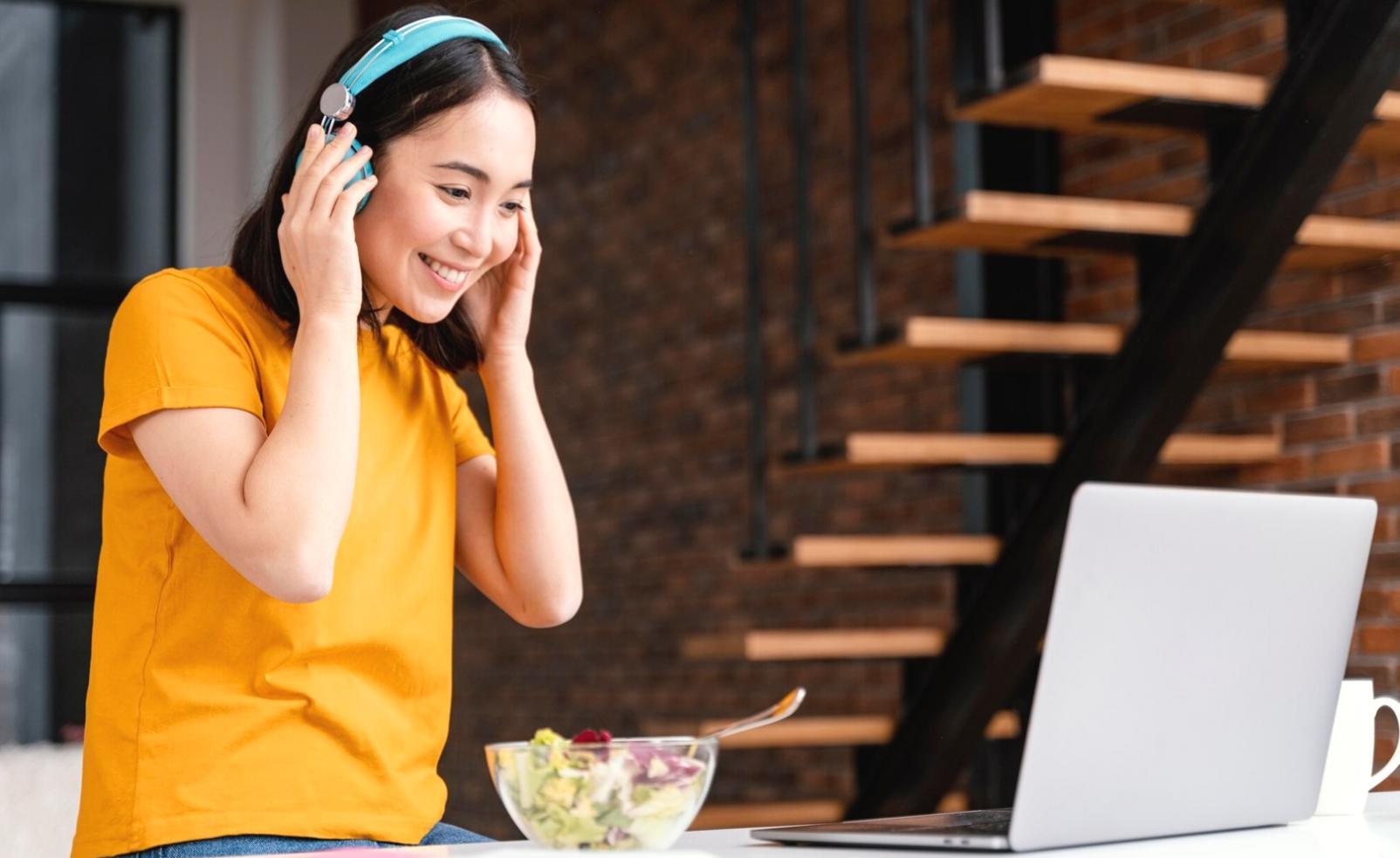 Group discussion analyzing market trends and technical patterns in classroom setting